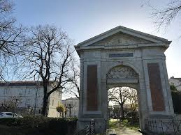 Porte Dauphine A La Rochelle Pa00105144 Monumentum