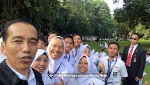 ANALISA SEMIOTIKA TERHADAP PEMBENTUKAN CITRA DIRI JOKO WIDODO MELALUI MEDIA  SOSIAL YOUTUBE Jeanie Annissa, Ricky Widyananda Put