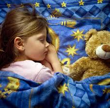 Klar müssen kinder spielen und sich frei entfalten aber müssen sie dabei permanent durch die ganze wohnung rennen und trampeln? Schlaftabelle Wann Muss Mein Kind In Der Schulzeit Ins Bett Welt