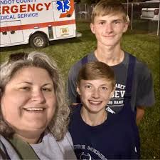 What are gift card ideas for college students with inspirational messages?