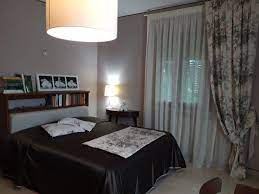 Tende Classiche Con Calata Coordinate A Copriletto E Piumotto Ganitende Tende Tendedainterni Tendaggi Curtains Tende Idee Per Decorare La Casa Arredamento