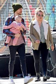 Сейчас хилари делится фотографиями малышки в. Hilari Daff Bez Makiyazha Vyshla Na Progulku S Muzhem I Docheryu Shou Biz Na Joinfo Com