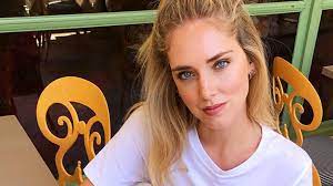 La camiseta de Chiara Ferragni que resume todas las veces que quisiste  hacerte un piercing en el pezón y no te atreviste