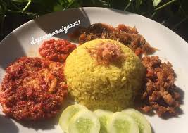 Teras di luar rumah) jd bikin nasi liwet magic com aja yang simple endul. Resep Nasi Kuning Simple Magic Com Kekinian Resep Terbaiku