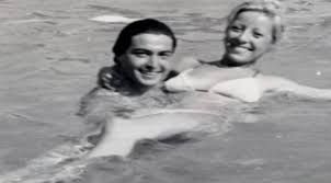 1980'li yıllara ait fotoğrafta efsane isim bülent ersoy örgü örüyor. Bulent Ersoy Nisanlisiyla Dudak Dudaga Magazin Haberleri
