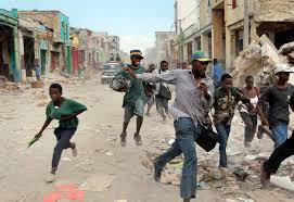 The earthquake was measured a magnitude of 7.0 m w earthquake 9 and was followed by a series of aftershocks , fourteen of them between magnitudes 5.0 and 5. Terremoto De Haiti De 2010 Gorka Lejarcegi Fotografia