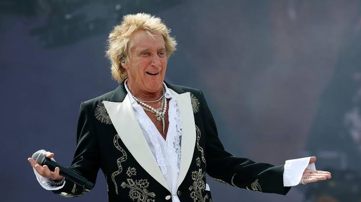 Rod Stewart fans party in Hinckley - 160 miles from Glastonbury - BBC News