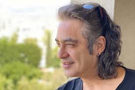Η έλλη κοκκίνου, που ερμηνεύει με μοναδικό μεσογειακό ταμπεραμέντο το τραγούδι το παράπονο μου, σε στίχους του εκπληκτικού θάνου παπανικολάου και μουσική του νεαρού ταλαντούχου. Kaytes Apokalypseis Gia Ton Dionysh Sxoina H Kryfh Sxesh Me Thn Kokkinoy H Garmph Kai O Agnwstos Rolos Ths Antzelas Dhmhtrioy Sth Zwh Toy Europost Gr