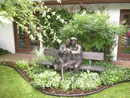 Statue Of Older Couple Sitting On A Bench Outdoor Garden Decor Cool Woodworking Projects
