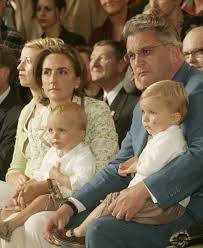 La princesse claire de luxembourg euphorique dans les bras du prince felix, hilare : Prince Laurent Princesse Claire En Famille Prince And Princess Royal British Royalty