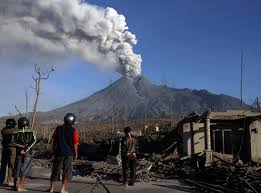 Gunung ini berada dalam administrasi kabupaten sleman, daerah istimewa yogyakarta, dan sisanya berada dalam wilayah provinsi jawa tengah. Gunung Merapi Mula Meletus Ratusan Penduduk Dipindahkan