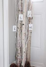 Retrouvez nos 22 modèles de déco avec branches préférés, qu'elles soient dans un vase décorer avec des branches de bouleau blanc! Decoration Diy En Tronc De Bouleau 40 Idees Et Inspirations Diy Holiday Decor Winter Decorations Diy Woodland Christmas Decor