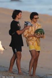 Harry Styles Is Chased Down The Beach By Dozens Of Models Harry Styles Style Harry Edward Styles