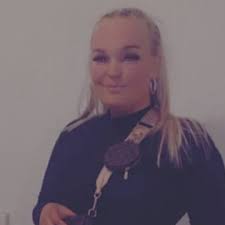 Laurie Ryder's Instagram, Twitter & Facebook