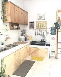 Beberapa elemen bergaya vintage dan retro seperti handle kabinet berwarna tembaga, daun pintu berbahan kayu dengan finishing agak kasar, dan kombinasi pola ukuran rak, membentuk sebuah pola yang tidak membosankan, bahkan cenderung memberi kesan hangat, nyaman. Model Kitchen Set Minimalis Dapur Kumpulan Desain Rumah Facebook