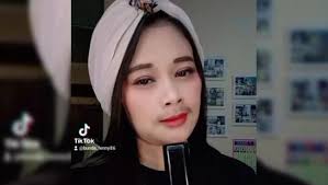 Potret Cantik Lenny, Seleb Tiktok yang Mirip Iis Dahlia