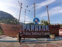 Tempat tarikan pelancong yang utama di pulau ini ialah kota belanda, batu bersurat, pantai puteri dewi, pantai pasir bogak dan teluk nipah. Miedajaz Tempat Tempat Menarik Boleh Dikunjungi Di Pulau Pangkor
