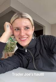 Isabelle Shaffer's Instagram, Twitter & Facebook