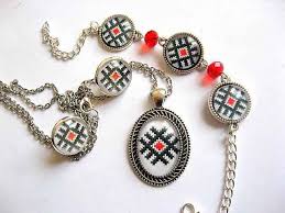 Set Bijuterii Motive Traditionale Romanesti Set Cercei Bratara Colier Si Pandantiv Cristale Rosii Http Ha Taki Boncuk Elisleri Kanavice Takimi