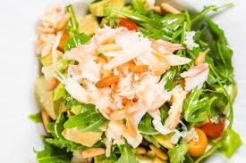 Croquante Et Savoureuse Decouvrez La Salade De Crabe Au Legumes Frais Relevee A La Sauce Piquante Salade De Crabe Salade Recette Salade