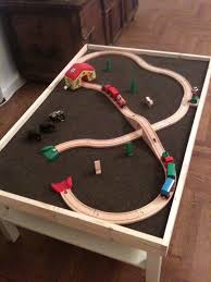 Spieltisch Fur Die Brio Eisenbahn Sehr Praktisch Spieltisch Kinder Spieltisch Spieltisch Holzeisenbahn