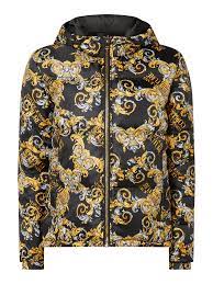 Versace see collection the la medusa selection shoe collection high top or low top, the new greca sneakers complement an array of looks. Versace Jeans Couture Daunenjacke Mit Wendefunktion In Grau Schwarz Online Kaufen 1140769 P C Online Shop