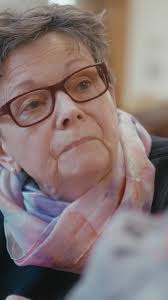 Unsere Zeit ist endlich, aber unendlich wertvoll. Das weiss Beatrice, die  im Altersheim Frau Wagner als Freiwillige betreut. 💙, Erfahre mehr im  ganzen Artikel mit Video. 👉️ ...