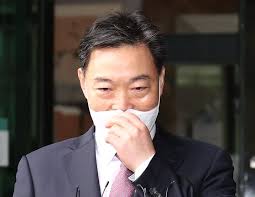 1988년 제30회 사법시험에 합격하여 1991년 제20기 사법연수원을 수료하고 1994년 인천지방검찰청 검사에 임용되었다. U Hab2r64qfmnm