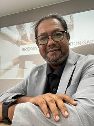 A bit of golf before work. Square dengan musuh keta hari ni. Really nice  walking course. Cool weather, not many people around today. Had an  enjoyable time.