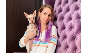 Yosstop es hermana del también influencer y youtuber debryanshow, quien también levantó polémica hace poco por compartir videos desde el sepelio de su padre. Quien Es Yosstop Y Por Que Es Una De Las Influencers Mas Famosas Y Polemicas