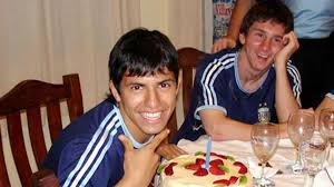 Las variaciones del pastel de cumpleaños típico incluyen pastelitos de cumpleaños, cake pops y tartas. Aguero Gives Biggest Messi Hit Yet I Think He Will Stay At Barcelona
