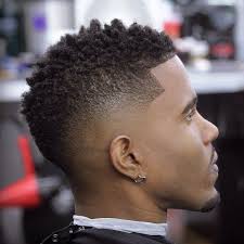 Coiffure homme 50 coupes de cheveux pour hommes qui font craquer les filles. Afro Fade Fauxhawk Protective Styles Afro Fade Fauxhawk Protective Styles Coiffure Homme Noir Cheveux Courts Coiffure Homme Coiffure Homme Afro