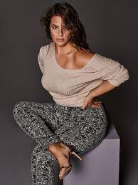 Ashley has worked in numerous areas of the fashion industry including editorial, catalogue, runway. Das Ist Laut Ashley Graham Die Perfekte Jeans Fur Kurvige