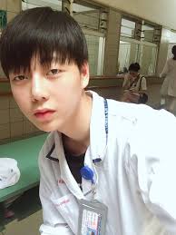 Hot boy trường Y cao 1,80 m, 'soái' không kém idol Hàn Quốc