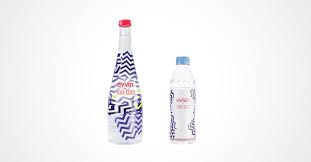 Evian ist eine marke von mineralwasser in frankreich an der südküste des genfer sees im besitz des multinationalen unternehmens danone wasserflasche mit etikett isoliert auf weiß flasche wasser Evian Limited Edition 2015 Von Kenzo Afg Mineralwasser