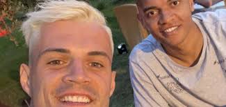 Manuel obafemi akanji (born 19 july 1995) is a swiss professional footballer who plays as a defender for borussia dortmund and the switzerland national team. Coiffeur Stattet Schweizer Camp Besuch Ab Radio Top