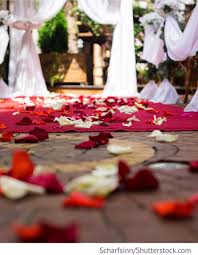 Waschbarer teppich in vielen mustern und grössen zu günstigen preisen online kaufen grosser auswahl kauf auf rechnung möglich versandkostenfrei. Roter Teppich Hochzeit Mit Rosenbluten Fur Hochzeit Ideen Fur Die Hochzeit Russische Hochzeit Hochzeit