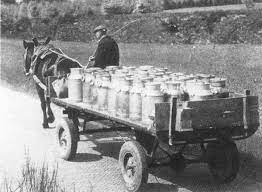 melkbussen werden opgehaald met paard en wagen oude fotografie geschiedenis nostalgie