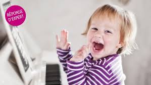 Et bien il a commencer a taper sur papa et maman c vrai que l on a eu tres dure pour l arreter mais on a trouver un truc , punis dans un coin en ne le considerant plus de ce fait , lui en voyant qu on n en s occupait plus a fini par se lasser de ces. Hand Flapping Mon Enfant Tape Frenetiquement Des Mains Dois Je M Inquieter Magicmaman Com