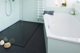 Schiefer ist zwar teurer als andere materialien, aber er ist ein wunderbar schönes material, das nach ihren genauen vorgaben verlegt werden kann. Fugenlose Duschen Pflegeleicht Und Puristisch Baqua