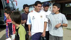 Carlos alberto martínez tévez nació el 5 de febrero del año 1984 en ciudadela, buenos aires cuando se repuso, carlitos quedó a cargo de sus tíos maternos, adriana martínez y segundo el talento de tévez, su potencia e intuición le convirtieron en el objeto de mucho interés para los clubes. Apache Quien Fue Danilo El Uruguayo En La Realidad La Triste Historia Del Mejor Amigo De Carlos Tevez Tvmas El Comercio Peru