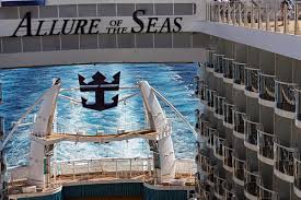 As of 2018, the oasis class ships were the largest passenger vessels ever in service, and allure is 50 millimetres (2.0 in) longer than her sister ship oasis of the seas. Boardwalk Allure Of The Seas Kreuzfahrtschiff Bilder