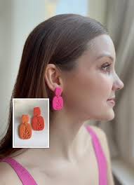 Boucles d'oreilles puces en argile polymère DARIA rose, corail et orange,  plaqué or 24 carats, boucles d'oreilles tendance en argile polymère avec  décor floral