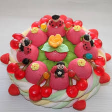 Grand gâteau de bonbons ronds une dominante de bonbons haribo pour cette tarte sucrée qui cache des bonbons acidulés. Gateau De Bonbons Pas Cher Pour Anniversaire Caramelys Lyon