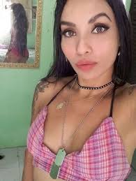 Corpo de modelo é encontrado com perfurações na mata