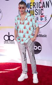 Bad Bunny From 2018 American Music Awards Red Carpet Fashion Moda Para Homens Roupas Para Homens Ideias Fashion