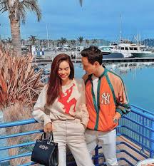 Kim lý sinh năm 1983 tại việt nam, nhưng sau đó gia đình anh chuyển tới thụy điển định cư khi anh còn nhỏ. Ho Ngoc Ha And Kim Ly Remember The Romantic Love In America