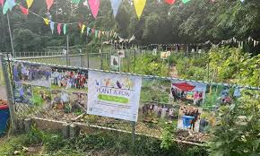 Hip-hop group to hold auction