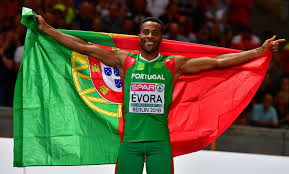 Nelson évora chegou aos seus quartos jogos olímpicos, depois do ouro em pequim'2008, do sexto lugar no rio'2016 e do 40.º posto em atenas'2004, tendo 15,93 metros como melhor marca do ano. Visao Nelson Evora E Campeao Europeu Do Triplo Salto