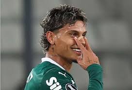 Palmeiras vê "linha de montagem" na base ganhar espaço com personalidade